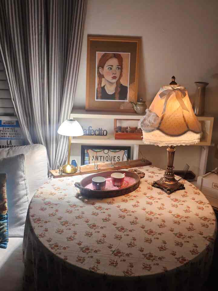 ＃あらゆる種類のビンテージホームカフェ＃あらゆる種類のビンテージ＃コンスープ記録
＃リビングインテリア＃私たちの家フォトゾーン＃今日のシーンカット
＃ビンテージムード＃ホームカフェを飾る＃ビンテージインテリア 
＃ビンテージインテリア＃ビンテージリビングルーム＃家具配置
＃ホームカフェ＃リビングルーム＃ビンテージ照明＃ビンテージラグ
#vintage #vintageinterior #homecafe
#カフェ #コーヒー #ongodvintage #mood

＜愛着サリムテム：ヨーロッパ風ホワイトカサラウム・カウォールパーティション＞
これは私が初めて買った壁のパーティションです〜
ホワイトカラーでフレンチヴィンテージの雰囲気を賭けるのが好きです。 🤍
長くて細くて立てておくと、 
空間が生き残りながらカフェの雰囲気があります。
二つをつけて連結配置してもめっちゃきれいですよね。
フレンチな雰囲気を出しながら冷蔵庫を選ぶのにも最適です。 
ホームカフェを飾るのが好きな方におすすめ！ 👍🏻🤍🩶

＜新しい家具配置法：リビングルームワンスペースを変える＞
▪︎マンデーハウスアクアテックス4人ソファ
▪︎カサラウム原木ブラインドカウォールパーティション
▪︎ノミアヘイリーブラウンラグカーペット
▪︎スイーツホーム3区マルチタップ
▪︎イケアラゲルポペルクッション
▪︎ダイソー原木感MDFフォトフレーム

♡====================♡

       [コージー+ヴィンテージ=Lovely]

「私は年齢ではなくヴィンテージになります」
Io Non invecchiando, divento vintage.

I enjoy decorating my home.

ロマンチック、ホワイト、ウッド、シェビー、コージー、ラスティック..🤍
最近、私はこれらのヴィンテージの言葉に浸っています。 🤍🤎

ヴィンテージムードを愛する私にとって
ヴィンテージは私に幸せそのもの、私のすべてです。

if you love vintage.. 
▪︎On.God.Vin.T.G▪︎

＃あらゆる種類のビンテージ＃あらゆる種類のビンテージホーム＃ビンテージインテリア 
＃ビンテージ＃ホームカフェ＃ホームスタイリング＃ホームカフェインテリア 


    Happy ON.GOD Vintage time.
        :)♥︎

♡==============================♡

 《あらゆる種類のビンテージホーム》
   フランスヴィンテージムード〜

   パリカフェ。
   :)♥︎

いろいろな種類のヴィンテージが飛び交う…♥︎
ヴィンテージムードが興奮した…♥︎
《On.God.Vin.T.G》