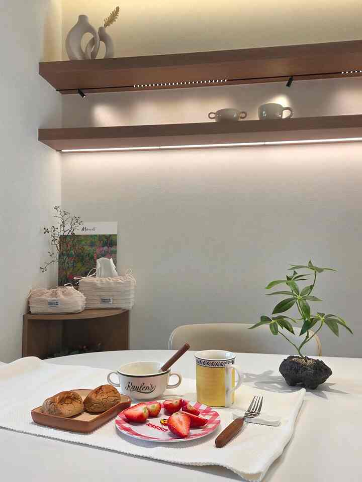 好きなものでいっぱいの朝
🍓🍞☕️🍧🍴🍯

1️⃣ アーガーたちの皿として使う
ハリボ皿はクパンで
1個3600ウォンで購入しました。
デザインが6種類ありました！🍓

好きな4種類の司書 
使用していますが、活用もいいです。
皿洗いも簡単で軽くて
要するによく書いています☺️

2️⃣新婚時に購入したデイリーライク
食パン皿は今でも食べるとき
取り出して使うのに可愛いです😖🍞

3️⃣アウデンマグカップは4Pセットで
持っていますが、口の部分は薄くて
ハンドルグリップ感が好き
水を飲むときも       


