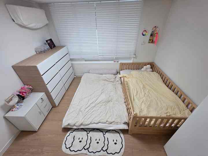 ＃コンスープ記録集＃今日の私たちの家 

＃子供部屋と3人の女性＃寝室のインテリアの現実バージョン！
ベッド2台とワードローブがすべての部屋ですよ😸
狭い家だから2階ベッドを買わないで3ヶ月は悩みました。
私は毎日毎日出入りしています。
写真も見てまた見て……したけど…
2階ベッドは現実なので、目にのみ置いて低床型ベッドを
購入しました。
いざ買ってみるとまた目にあったのは2階ベッド.........🤣
。
。
。
。
。
。
。
＃コンスープ記録＃小さな家のインテリア＃小さな家の装飾＃子供の家 
＃子供歌詞は家です＃寝室のインテリア