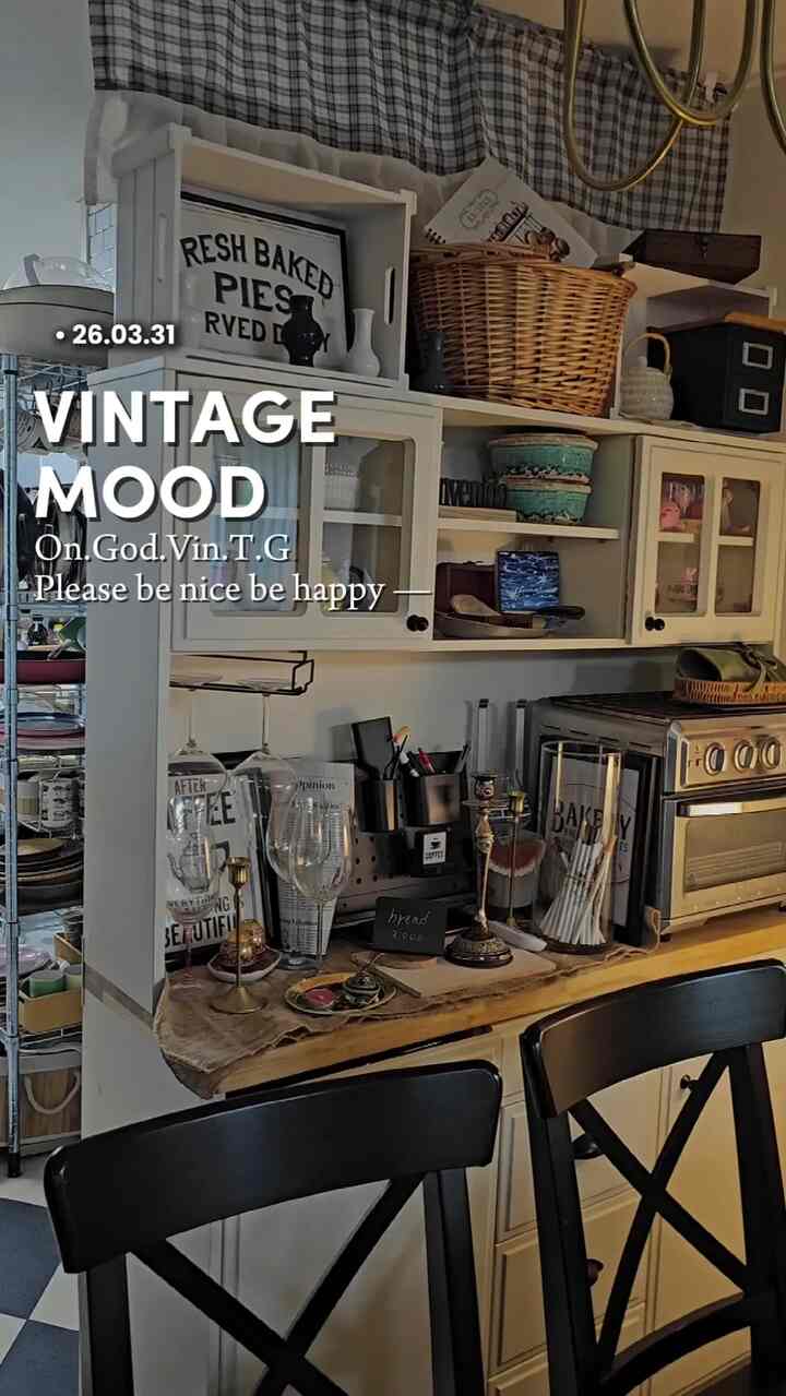 ＃あらゆる種類のビンテージホームカフェ＃あらゆる種類のビンテージ＃コンスープ記録
＃インテリアノウハウ＃私たちの家フォトゾーン＃今日のシーン
＃ビンテージムード＃ホームカフェを飾る＃ビンテージインテリア 
#vintage #vintageinterior #homecafe
#カフェ #コーヒー #ongodvintage #mood

<肩が広い私たちの夫が肩をしばしばぶつかりました。
   夫のために壁のパーティションを削除しました。>

冷蔵庫の側面を覆うキッチンスペース分離はホームカフェ場で〜！
ヨーロッパ風のホームカフェ場は、リセントビーンズビュッフェ収納場です。
（リセントビーンズホームカフェ場の後ろに壁のパーティションを置いた。
キッチンスペース確保のため！壁のパーティションは消えてしまいました。
以前に使用されていた呪文パーティションは、レトロハウスプラム原木ウェインスコート成形の仮壁パーティションです。）

ダイニングテーブルは「ビビエントブランテンバテーブル」。
椅子は「イケアインオルフブラックチェア」です。
ダイニングテーブルの下にはディルソの小さな協卓が置かれています。
「ディルソトラバーチンリビングルームサイドテーブル」です。
とても綺麗な子供なので隠れているのが残念ですが、
思わず置かれていますが、それなりに素敵です。
トラバーチン協卓の上にはヴィンテージな照明がありますよ。
照明コード線には「マンドロングコットン綿コードソックス」を着せてくれ
ラブリーで女性らしい雰囲気があります。
床にはノミアのヴィンテージ感のあるラグが置かれています。
「ノミア・ヘイリーブラウンラグカーペット」なのに、落ち着いてヴィンテージな感じが好きで、私がとても好きなラグです。
最後にノミアのヴィンテージラグの上にはマルチタップが置かれています。
「パワーゾーン1+1ウェーブ節電過負荷遮断個別5球マルチタップ」
私はブラックで購入しましたが、とても便利でいいです。






▪︎イケアオマール6段棚
▪︎ リセントビンズ ビュッフェ収納場セット
▪︎ビビエントブランテンバテーブル＆ベンチ
▪︎イケアインオルフブラックチェア
▪︎ノミアヘイリーブラウンラグカーペット
▪︎クジンアートエアフライヤーグリルオーブン
▪︎ブラックワイン据え置き
▪︎パワーゾーン1+1ウェーブ節電過負荷遮断個別5口マルチタップ

♡====================♡
       [コージー+ヴィンテージ=Lovely]

「私は年齢ではなくヴィンテージになります」
Io Non invecchiando, divento vintage.

I enjoy decorating my home.

ロマンチック、ホワイト、ウッド、シェビー、コージー、ラスティック..🤍
最近、私はこれらのヴィンテージの言葉に浸っています。 🤍🤎

ヴィンテージムードを愛する私にとって
ヴィンテージは私に幸せそのもの、私のすべてです。

if you love vintage.. 
▪︎On.God.Vin.T.G▪︎

＃あらゆる種類のビンテージ＃あらゆる種類のビンテージホーム＃ビンテージインテリア 
＃ビンテージ＃ホームカフェ＃ホームスタイリング＃ホームカフェインテリア 


    Happy ON.GOD Vintage time.
        :)♥︎

♡==============================♡

 《あらゆる種類のビンテージホーム》
   フランスヴィンテージムード〜

   パリカフェ。
   :)♥︎

いろいろな種類のヴィンテージが飛び交う…♥︎
ヴィンテージムードが興奮した…♥︎
《On.God.Vin.T.G》