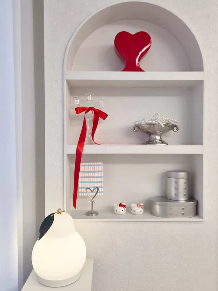 ＃コンスープ記録集＃今日の私たちの家3

小さな空間でも
こんなに好きなもので満たしておけば
見るたびに気分が良くなる空間になります。

ホワイトベースに
レッドポイントを軽く乗せてくれるから
気にせずにちょうどきれいな感じ❤️

＃リビングインテリア＃アーチシェルフ＃シェルフインテリア＃シェルフ飾り#返信 #コミュニケーション