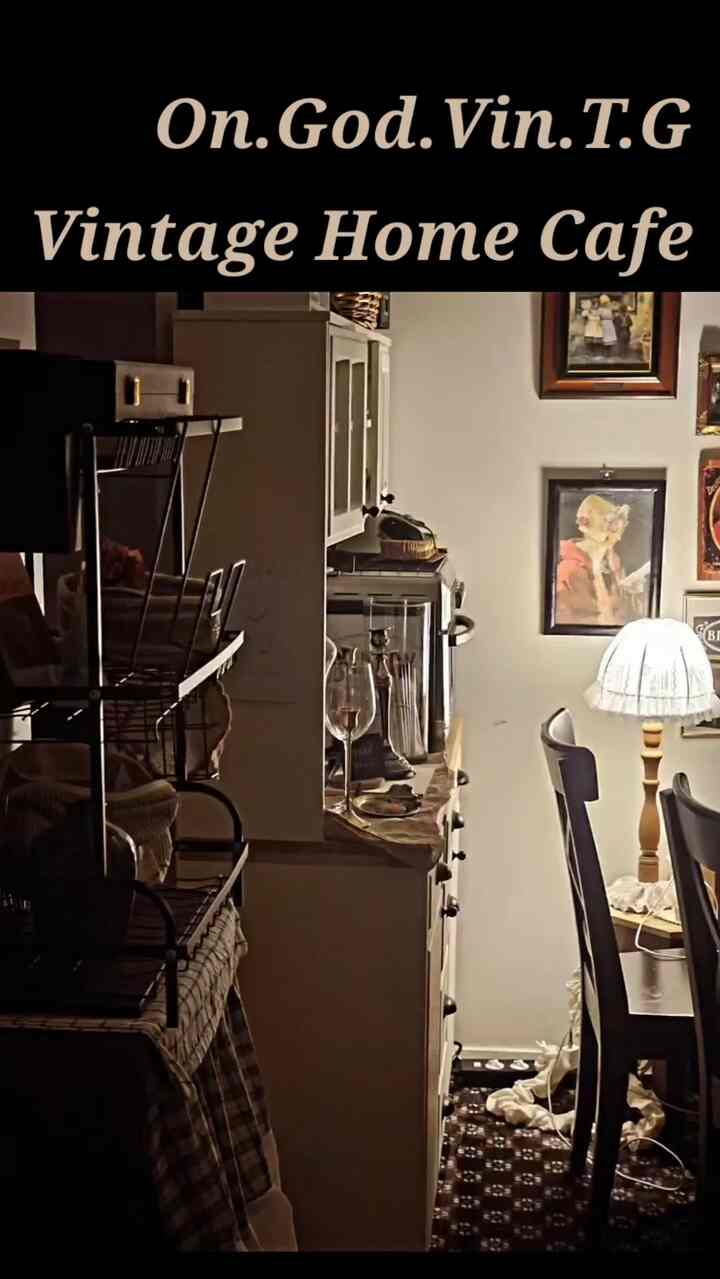 ＃あらゆる種類のビンテージホームカフェ＃あらゆる種類のビンテージ＃コンスープ記録
＃ビンテージキッチン＃私たちの家フォトゾーン＃今日のシーン
#ビンテージ雰囲気 #空間分離 #空間分離インテリア 
＃ビンテージムード＃ホームカフェを飾る＃ビンテージインテリア 
#vintage #vintageinterior #homecafe
#カフェ #コーヒー #ongodvintage #mood

夫婦の寝室から眺めた、<いろいろな種類のヴィンテージホームカフェ>
 {On.God.Vin.T.G Vintage Home Cafe}

冷蔵庫の側面を覆うキッチンスペース分離はホームカフェ場で〜！
ヨーロッパ風のホームカフェ場は、リセントビーンズビュッフェ収納場です。
（リセントビーンズホームカフェ場の後ろに壁のパーティションを置いた。
キッチンスペース確保のため！壁のパーティションは消えてしまいました。
以前に使用されていた呪文パーティションは、レトロハウスプラム原木ウェインスコート成形の仮壁パーティションです。）

ダイニングテーブルは「ビビエントブランテンバテーブル」。
椅子は「イケアインオルフブラックチェア」です。
ダイニングテーブルの下にはディルソの小さな協卓が置かれています。
「ディルソトラバーチンリビングルームサイドテーブル」です。
とても綺麗な子供なので隠れているのが残念ですが、
思わず置かれていますが、それなりに素敵です。
トラバーチン協卓の上にはヴィンテージな照明がありますよ。
照明コード線には「マンドロングコットン綿コードソックス」を着せてくれ
ラブリーで女性らしい雰囲気があります。
床にはノミアのヴィンテージ感のあるラグが置かれています。
「ノミア・ヘイリーブラウンラグカーペット」なのに、落ち着いてヴィンテージな感じが好きで、私がとても好きなラグです。
最後にノミアのヴィンテージラグの上にはマルチタップが置かれています。
「パワーゾーン1+1ウェーブ節電過負荷遮断個別5球マルチタップ」
私はブラックで購入しましたが、とても便利でいいです。

▪︎イケアオマール6段棚
▪︎ リセントビンズ ビュッフェ収納場セット
▪︎ビビエントブランテンバテーブル＆ベンチ
▪︎イケアインオルフブラックチェア
▪︎ノミアヘイリーブラウンラグカーペット
▪︎クジンアートエアフライヤーグリルオーブン
▪︎ブラックワイン据え置き
▪︎パワーゾーン1+1ウェーブ節電過負荷遮断個別5口マルチタップ

♡====================♡
       [コージー+ヴィンテージ=Lovely]

「私は年齢ではなくヴィンテージになります」
Io Non invecchiando, divento vintage.

I enjoy decorating my home.

ロマンチック、ホワイト、ウッド、シェビー、コージー、ラスティック..🤍
最近、私はこれらのヴィンテージの言葉に浸っています。 🤍🤎

ヴィンテージムードを愛する私にとって
ヴィンテージは私に幸せそのもの、私のすべてです。

if you love vintage.. 
▪︎On.God.Vin.T.G▪︎

＃あらゆる種類のビンテージ＃あらゆる種類のビンテージホーム＃ビンテージインテリア 
＃ビンテージ＃ホームカフェ＃ホームスタイリング＃ホームカフェインテリア 


    Happy ON.GOD Vintage time.
        :)♥︎

♡==============================♡

 《あらゆる種類のビンテージホーム》
   フランスヴィンテージムード〜

   パリカフェ。
   :)♥︎

いろいろな種類のヴィンテージが飛び交う…♥︎
ヴィンテージムードが興奮した…♥︎
《On.God.Vin.T.G》
