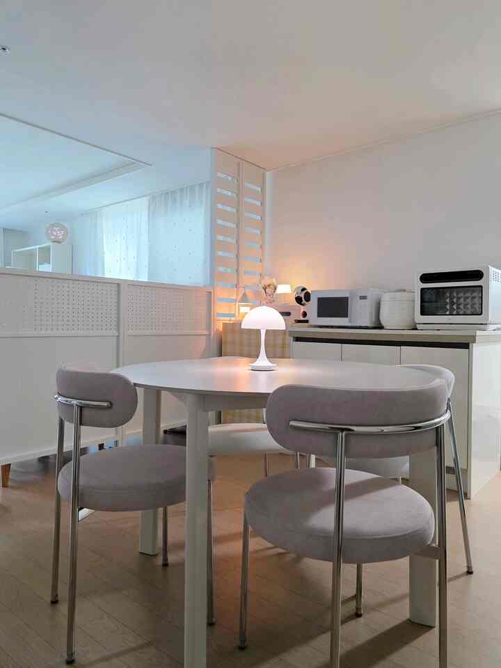 本のラバーである息子のために、私の家にはリビングルームがありません😅
リビングルームの空間は初二息子の書斎です🤭（近いうちに紹介しますよ〜）
それによってどんなに整理しても、 
あちこちに積もっている本 📚 📖 
今はカップルの目が疲れているので、🤣🤣🤣
パーティションで場所を分けました。
dining room | study room
今は平安？を少しずつ感じているんです😄

息子は書斎で宿題をしたり、本を読んだり
私はダイニングテーブルでコーヒーを飲んだり、キッチンで食事や軽食の準備をしています。
それぞれのスペースがあるので、衝突も少なくなりました😄

#春の大掃除 #春の大掃除 #終わらない整理 
＃日常＃記録＃日常記録＃日常共有
#リビングレスハウス #リビングルーム #studyroom
#ダイニングルーム #ダイニングルームを飾る #diningroom
