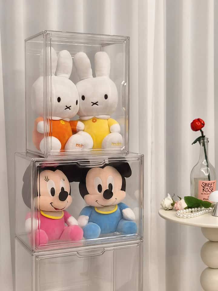 ＃コンスープ記録集＃かわいいテムベスト1

ガチャ部屋から連れてきた人形たち
ただ置くとほこりがたまって悩みました。
保管するのにぴったりのケースを見つけました。 

サイズがぴったりフィットして人形が軽く押されたけど
こう入れておくから保管もすっきりして
インテリアの小物感じまで出て、もっと好きです 🧸🤍

＃人形ガチャ＃人形インテリア＃人形保管＃人形保管箱＃透明整理ボックス＃整理テム＃収納テム＃調和＃リビングインテリア＃アパートインテリア＃家の装飾＃かわいい小物＃かわいいカニ最高