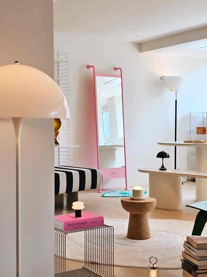 家のあちこちにピンクの振りかけ🩷

色が与える力と雰囲気を楽しむ方なのに
ピンクの鏡のひとつでスペースがはるかにできてしまいました。

レアローフォールズミラーはかなりずっしりしてよく持ち運ぶタイプではありませんが
それだけどこに期待しても安定感あるようにぴったりとつかむ感じがいいです。

鏡ですが、単に見るだけではありません。
パイプに服やタオルをかけておくこともできます。
下段棚にはよく使う小物を載せておくから
空間活用度まで手に入れることができてもっと気に入りました。

従来の6色からリニューアルされた7色パレットで
より多様な色感のおかげで
空間に似合うカラー選ぶ楽しさもありました。

ただ置くだけでも華やかにポイントがしっかり生きて
オブジェのように書く良いアイテム🙂

フォールズミラーは今日の家で単独で公開された製品です。
様々な特典でお会いできます！

ツイートをサイトに埋め込む

#レアローエンバサダー #rareraw #폴스미러 #POLESMIRROR #거울