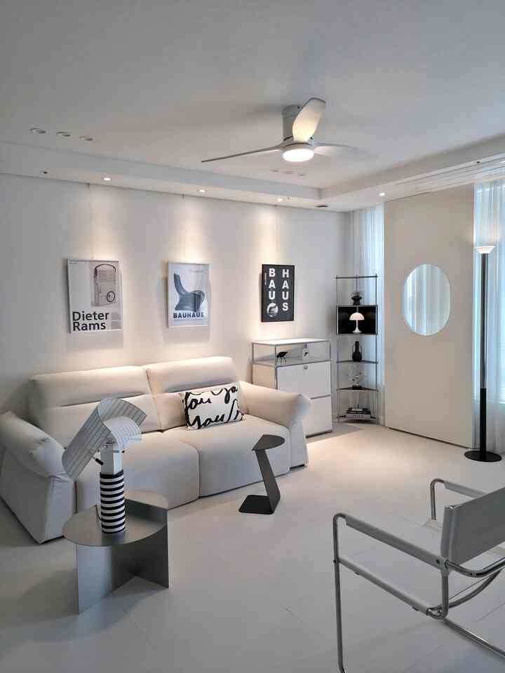 ちょっとした壁飾り🖤 
ヘイマンションポスター3つを並べて置いたが、リビングの雰囲気が一層整えられた感じに変わりました😊

ブラック＆ホワイトカラーで、既存の家具とも自然に調和して〜
ミッドセンチュリー感性が加わるので、空間がはるかにスタイリッシュで落ち着いて見えました。

あまりない日常なのに、こんなに視線がとどまる空間がきれいだったら、もっと気持ち良くなるように～
みんな楽しい夜の時間を過ごしてください🎵

＃コンスープ記録集＃インテリアノウハウ＃ヘイマンション＃ミッドセンチュリー＃今日の家＃インテリアポスター＃新婚家具＃新婚ハウスリビングルーム＃照明レストラン＃照明おすすめ＃30ピエロインテリア＃新婚家の装飾＃インテリアフレーム＃ポスター＃フレームインテリア＃メイド＃コーナー棚＃サイドテーブル 