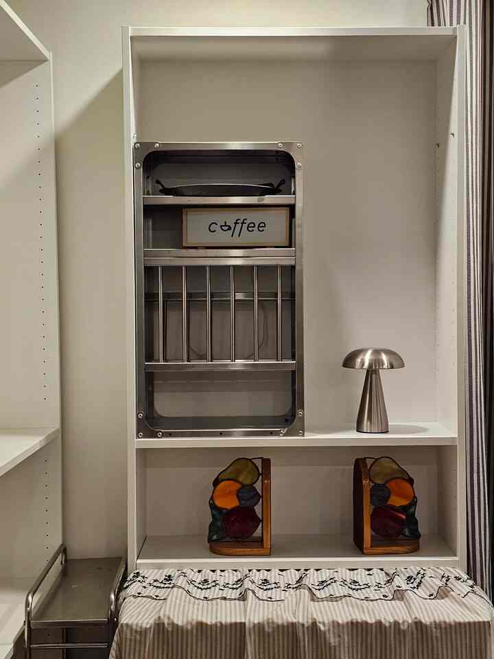 ＃すべてのビンテージホームカフェ＃あらゆる種類のビンテージ 
＃コンスープ記録集＃賢明な消費＃ビンテージ愛情 
＃イケア＃ビリー＃ビリー本棚＃イケアビリー
＃ビンテージリビングルーム＃ビンテージ雰囲気＃ビンテージムード 
＃ホームカフェを飾る＃家具を置く＃リビングを飾る
＃ホームカフェ＃ビンテージラグ＃ビンテージインテリア
#vintage #vintageinterior 
#homecafe #Cafe #coffee 

＜IKEA：ビリー本棚＞
ビリー本棚が大好きです〜
ビリー本棚さえあれば収納整理がきれいになりますよ。
家全体が明るくなります〜^^ 

▪︎イケアビリー本棚は、
棚の位置を好きなように調節できるのでいいです。
私が好きなようにカンカンごとに高さ調節が可能だから飾るのも俺の思い通り！ 👍🏻ビリーを愛するしかない理由です。
:)
ビリー本棚でホームカフェを飾る。
夕方から始まり、日が明けて明け方4時に終わりました。 ㅇㅁㅇ
私は心を食べると最後までやって山は人なので
とりあえず終わりを見ました〜 
リビングルーム全体の家具の配置を芽から変えました。
雪がバングルバングルですね。 🤪🤭
疲れてこれだけ寝なければなりません。   🫨...
変身する過程＾＾ たくさん期待！見てください~~~♡


♡====================♡

       [コージー+ヴィンテージ=Lovely]

「私は年齢ではなくヴィンテージになります」
Io Non invecchiando, divento vintage.

I enjoy decorating my home.

ロマンチック、ホワイト、ウッド、シェビー、コージー、ラスティック..🤍
最近、私はこれらのヴィンテージの言葉に浸っています。 🤍🤎

ヴィンテージムードを愛する私にとって
ヴィンテージは私に幸せそのもの、私のすべてです。

if you love vintage.. 
▪︎On.God.Vin.T.G▪︎

＃あらゆる種類のビンテージ＃あらゆる種類のビンテージホーム＃ビンテージインテリア 
＃ビンテージ＃ホームカフェ＃ホームスタイリング＃ホームカフェインテリア 


    Happy ON.GOD Vintage time.
        :)♥︎

♡==============================♡

 《あらゆる種類のビンテージホーム》
   フランスヴィンテージムード〜

   パリカフェ。
   :)♥︎

いろいろな種類のヴィンテージが飛び交う…♥︎
ヴィンテージムードが興奮した…♥︎
《On.God.Vin.T.G》