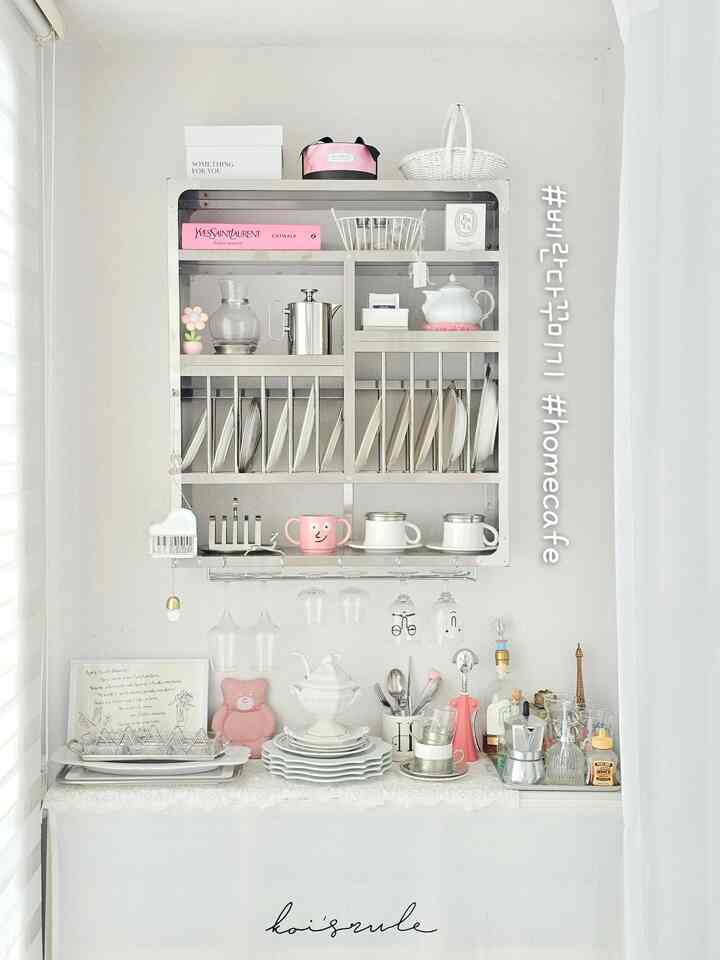 ＃ベランダを飾るホームカフェはどうですか？！🌷
天気の良い春/秋は最高のピークシーズンです！
。
私の家は両方のベランダがとても広いです。
このスペースを置くのはとても残念です。
私の好みでいっぱいのアジトで飾ってみました。
。
✔️キッチンラックを付ける：私の長いロマン実現？
器の保管もやさしくなり、一応綺麗ですよ。
下の部分は子供部屋にあった＃サムキッズ
ファブリックをつけて各種カフェ用品を保管してください。
。
✔️ダリンのホームカフェシグネチャーチャンガソク
すっきりとした窓の額縁だけつけましたが完成？
（超安い）ムタゴン棚も活用してみました。
ここに座ってコーヒーを飲むと蒸し幸せです。
。
✔️ボウル収納場：ゴンジュが使った本棚利用。
よく見ればあちこちステッカーダクジダクジだが、
カンカンが分かれていて収納力がちゃんちゃんです。
。
✔️New収納状：きれいなボウルが欲しい
しばらく前に新しく連れてきたのが好きです。
隣には壁の感じパーティションを設置しました。
最近写真を撮る味（？）がきちんと出ます。
。
✔️シャララカーテンを越えて：シークレットスポット。
知ればけがをします。なぜなら戦争中だから☠️
大切なお兄さんの眼球は私が守りますよ。
以上、甘いダリンのベランダ紹介でした。
。
＃スイートダリン 