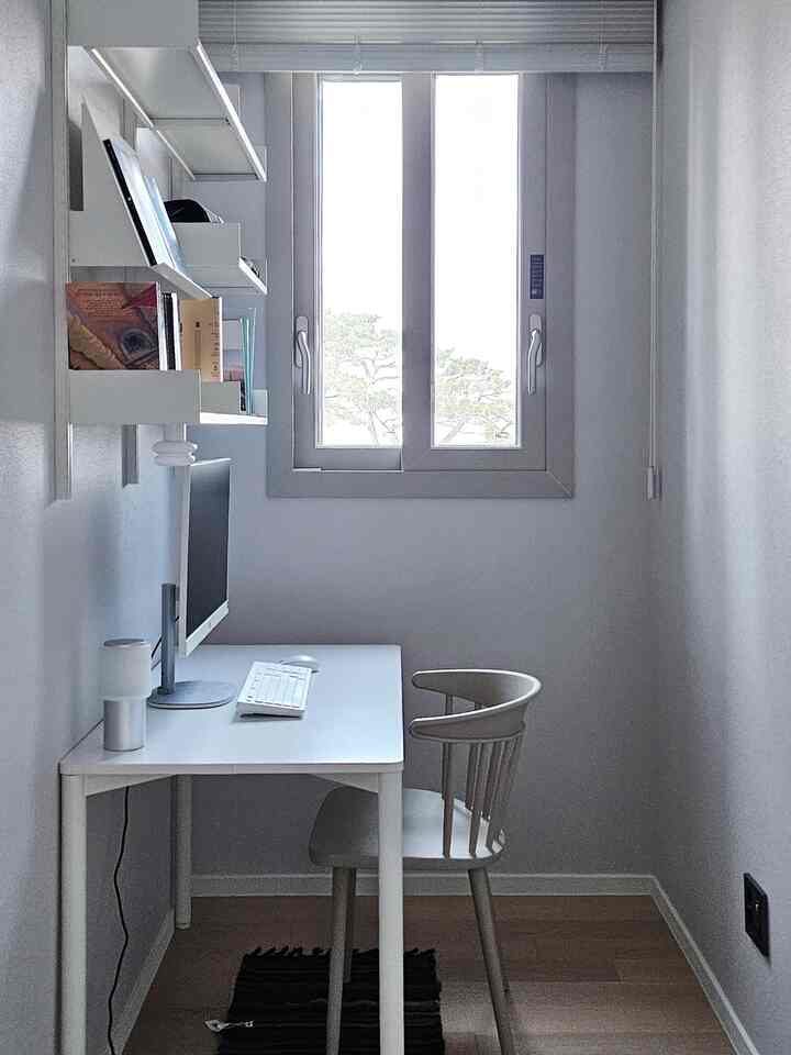 ＃アルファルームインテリア＃コンスープ記録集

我が家で最も愛情のある空間、アルファルーム🌸

最初は小さすぎて曖昧な構造です。
どう活用すべきか悩みが多かった空間です。

今は私だけの小さな書斎で飾って
一日の中で最も快適に滞在する空間になりました✨

コンピュータをしたり、しばらく休んだりして
完全に「自分だけの時間」を過ごす空間🤍

大きくはないが、だからもっと愛情が行く我が家アルファルーム🤍

小物で少しずつ変化しているので、
これからもっといっぱいになる姿も楽しみにしてください🥹
。
。
。
。
＃家の飾り