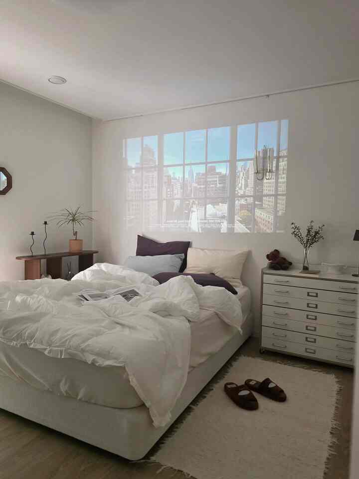 いよいよ極細糸寝具は送ってくれ寝具交換完了！
やはり、最も愛するホワイト寝具とあきらめないブラウンカバー
そして春の気持ちを感じたくてポイントで水色と淡黄色でポイントまで
華やかなように、私の感性は失わないこの感覚🤎🩵💛
この空間にビームまで撃つと完璧になりますよね？

＃寝室＃寝室インテリア＃春寝具＃枕カバー＃ホワイト寝具＃紙幣＃寝室収納＃ポルトガラグ＃ルームシューズ＃引き出し場＃ビームプロジェクター＃ビーム＃原木棚＃木製棚＃ウッド家具＃ローソク足＃フランテリア＃マジナタ＃育てやすいプレゼント＃壁＃パーソナルウェルカム＃コンスープ記録集＃インテリアノウハウ