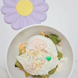 #콘수프기록집 #오늘의우리집 
지난번에 만들어본 봄동 비빔밥🍀
맛도리예요!!
봄동이 달큰달큰 
봄동비빔밥 레시피💚
양념: 고춧가루, 깨, 참기름, 액젓조금, 다진마늘 
봄동 먹기좋은 크기로 자르고 양념버무리면 끝이예요^^
계란은 꼭 두개 꼬소하고든요~
밥 넣고 비빔밥 으로 먹어도 좋고 
봄동 무침에 라면도 맛나요ㅎ
#봄동비빔밥 #봄동 #봄동겉절이 #봄 #봄동무침
#요리 #레시피 #간단요리 #맛있는한끼 
#주방 #살림 #제철음식 #라면 #맛있는플레이팅 