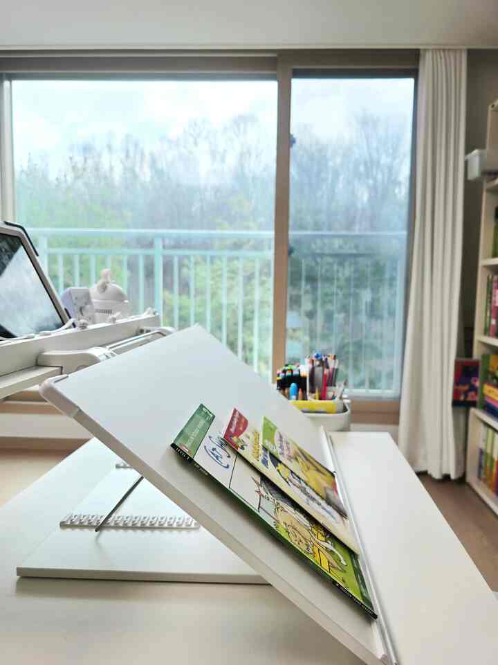 私たちの家のリビングルームを見てみましょう〜🤭
整理しても答えのないリビングルームは、2人の息子の西在地です。
ソファはすぐになくなり、本棚と本物がいっぱいです。  #기록 #일상공유 #주말일상 #주말에제일바빠  #거실서재 #studyroom #데스크테리어