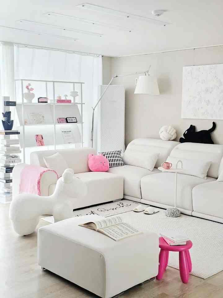 ＃インテリアノウハウ1＃コンスープ記録集
ホワイトスペースにピンクを少しだけ加えました。
無理なく、飽きのこない長く見えるインテリア🤍
クッション、小物、ファブリックのように 
簡単に変更できる要素で色を入れると
雰囲気の切り替えもずっと楽です。
。
今日は私たちの家ピンクハンスプーン🩷
。
#スウィートダリン 