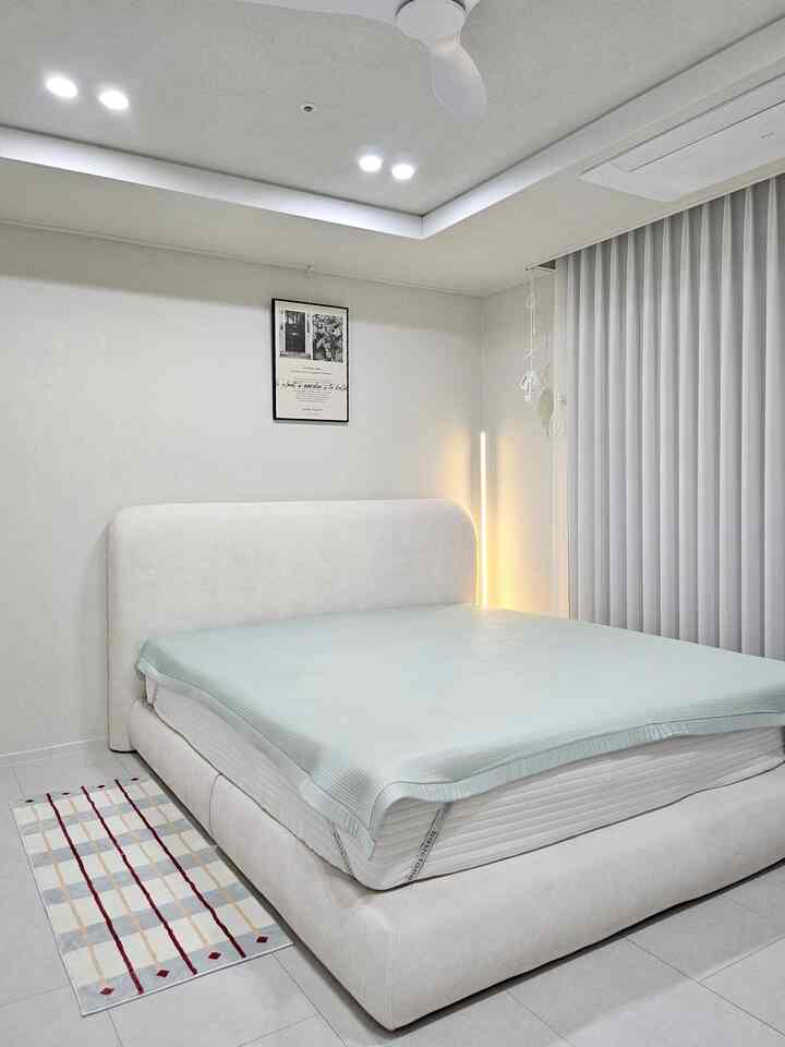 小さくても確実に変わる寝室の雰囲気✨

天気がますます暖かくなり、寝室の雰囲気も軽く変えてみたいと思いました。 (夏準備兼) #이불 #이불패드 #베이직톤
 #침실인테리어 #냉감패드 #침대패드 #여름이불 #쿨링패드 #화이트인테리어 #집꾸미기 #여름침구 