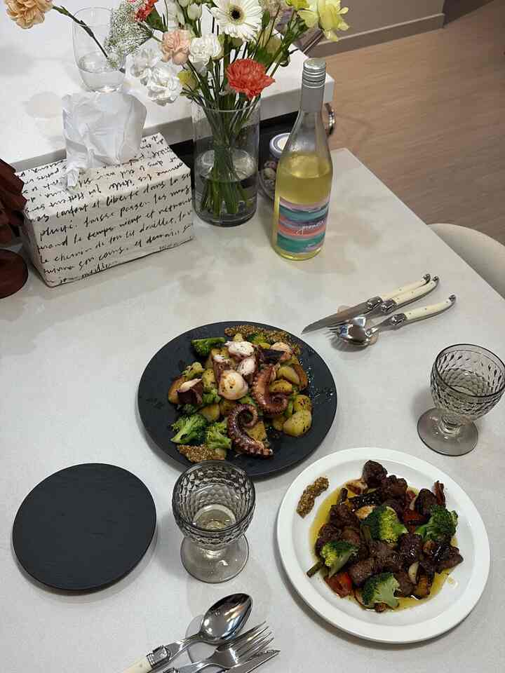 最近よく手が行くキッチンおすすめのテムをまとめました🧺

✔ラギオールカトラリー
手に握ると重量感とバランスが安定して使いやすいです。
テーブルの上に置くだけで雰囲気を活かしてくれるカトラリーですよ🍽️
カラー選択幅があり、お好みに合わせて選べるのも魅力です。

✔  #추천주방템 #주방인테리어 #주방용품 #라귀올커트러리 #라귀올 #매뉴팩처락 #빌레로이앤보흐 #호텔파리칠 #티슈케이스 