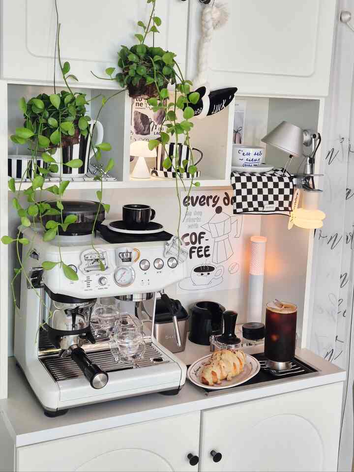 無彩色の空間に緑のスプーン🌱
ハンギング植物はとても良いです💚
韓国料理なので、義母様を迎えて酸素行っています。
朝はコーヒー輸血必須です
幸せな日曜日をお過ごしください💚

＃インテリアノウハウ＃コンスープ記録集＃キッチン＃ホームカフェ＃ホームカフェゾーン＃ホームカフェインテリア＃ホームカフェ小物＃ホームカフェ飾り＃アルテミデピンザ＃ホームカフェスタイリング＃私たちの家畜美容＃ハングイン植物＃ハングインプラント＃キッチン用品＃キッチン必需品＃コーヒーマシン＃ブレビル＃ブレビル876 