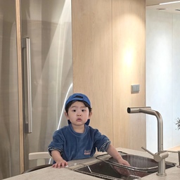 우리집 꼬마 요리사👨‍🍳가 가장 좋아하는 공간,
'보조 주방'이에요.
보조 주방은 
[ 사각싱크볼 깜뽀르테540 + 라우체 폭포수전 ] 조합으로
실사용 만족도가 아주 높은 공간이에요.
#사각싱크볼 은 깊이감이 있어 물튀김이 적고,
#폭포수전 은 물줄기다 넓게 떨어져 과일, 채소 세척에 용이해요.
특히 아이와 함께 사용하는 집에서는
세척 공간이 여유로운 것만으로도
사용 만족도가 확 달라지더라고요.
그래서 이곳은
엄마와 아이 모두가 자주 머무는,
우리집에서 가장 애정하는 공간이 되었어요 🤍
#주방인테리어 #대면형주방 #아이가사는집
#프리미엄냉장고 #주방 #우드인테리어 #주방리모델링
#좁고긴주방 #긴주방리모델링
