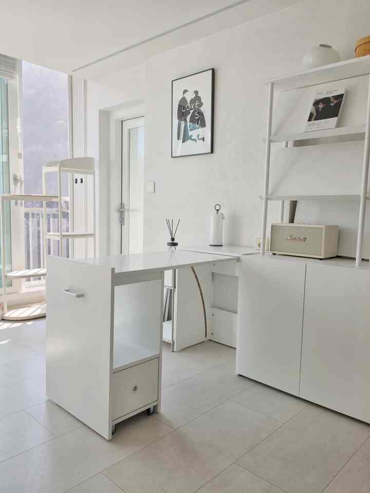 セルフネイルに陥る
家族、友達まで一つずつやってくれているのに
食卓でやるから高さも曖昧で
お互いの姿勢がとても不便でしたよ🤣🤣

だから！リビングの片側にネイルスペースちゃんと作ってみました✨
それなりの家飾りなのですが、ただ何も置けません！

＃私のお金の耐性＃折りたたみデスク＃今日の家

数日間とても比較して
スペースがあまりない
きちんと書ける折りたたみテーブルとして選んだのに
思ったよりはるかに満足です:)

爪ではなく狭い空間で
テーブルお悩みの方には完全おすすめです！

リビングルームの片側はこんなに飾ってみましたがどうでしょうか？👀

＃今日の私たちの家＃コンスープレコードハウス＃セルフネイル
＃ワークスペース＃折りたたみテーブル＃エコトレンド＃折りたたみテーブル
＃狭いスペースを飾る