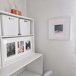 어쩌다 산 액자가 수납장이랑 딱 맞는다는 걸 알았을 때.
안 보이니까 뭐라도 넣어야 될 것 같아요.
#콘수프기록집 #현명한소비 #화이트인테리어 
#수납장가리기 #이케아액자 #오픈수납 #알파룸 
#좁은방꾸미기 #정리수납 #미니멀인테리어 
#작은방수납장 #높은수납장 #컴퓨터책상 #책상의자
#이케아 #선반가리기 #직사각액자 #이케아활용