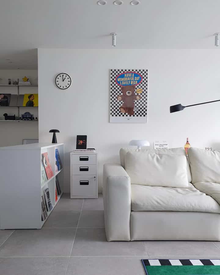 ＃協賛
暖かい春風が気持ちよく吹いてくる4月を迎え、家の中の雰囲気を華やかに改装してみたいと思いました。
だから空間のムードをさらに高めてくれるマーケットビークルーム3段引き出し場を新たに持ち上げました。
すっきりとしたストレートラインが引き立つミニマルなデザインなので、どこに置いてもきちんとよく似合います。
ゆったりとした3段収納スペースのおかげで、細かい日記とリビング小物をすっきり整理できました。

引き出しの上には好きな照明と小さな花瓶を置いてムードを加えてくれました。
コーナー部分にはよく着る服や軽いファブリックを思わずふわふわにしておくのがいいです。
こんなに多様な物品をかけて載せておくだけでも部屋の中の雰囲気がはるかに多彩になりました。
スチール素材だから頑丈で手軽に組み立ててすぐ使えるので、より満足です。
ちょっとした部屋の中が引き出しのひとつに一気に整えられ感覚的に変わった気分です。


＃マーケット費＃マーケット＃マーケット費協賛＃マーケットビーイベント＃クルム引き出し場＃鉄製引き出し場＃収納場所おすすめ 
#マーケット費 #marketb #マーケット費協賛 #マーケットビーイベント