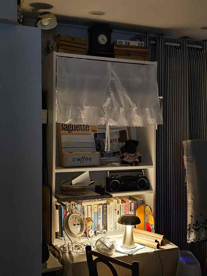 ＃あらゆる種類のビンテージホームカフェ＃あらゆる種類のビンテージ＃コンスープ記録
＃今日の私たちの家＃私たちの家フォトゾーン＃今日のシーン
＃ビンテージムード＃ホームカフェを飾る＃ビンテージインテリア 
＃ビンテージインテリア＃ビンテージリビングルーム＃家具配置
＃ホームカフェ＃リビングルーム＃ビンテージ照明＃ビンテージラグ
#vintage #vintageinterior #homecafe
#カフェ #コーヒー #ongodvintage #mood

ビリー本棚を活用した、
「ミニデスクゾーン」

♡====================♡

       [コージー+ヴィンテージ=Lovely]

「私は年齢ではなくヴィンテージになります」
Io Non invecchiando, divento vintage.

I enjoy decorating my home.

ロマンチック、ホワイト、ウッド、シェビー、コージー、ラスティック..🤍
最近、私はこれらのヴィンテージの言葉に浸っています。 🤍🤎

ヴィンテージムードを愛する私にとって
ヴィンテージは私に幸せそのもの、私のすべてです。

if you love vintage.. 
▪︎On.God.Vin.T.G▪︎

＃あらゆる種類のビンテージ＃あらゆる種類のビンテージホーム＃ビンテージインテリア 
＃ビンテージ＃ホームカフェ＃ホームスタイリング＃ホームカフェインテリア 


    Happy ON.GOD Vintage time.
        :)♥︎

♡==============================♡

 《あらゆる種類のビンテージホーム》
   フランスヴィンテージムード〜

   パリカフェ。
   :)♥︎

いろいろな種類のヴィンテージが飛び交う…♥︎
ヴィンテージムードが興奮した…♥︎
《On.God.Vin.T.G》