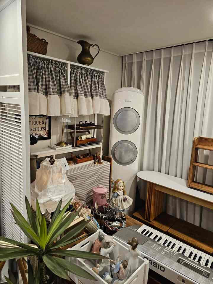 ＃あらゆる種類のビンテージホームカフェ＃あらゆる種類のビンテージ＃コンスープ記録
＃賢明な消費＃私たちの家フォトゾーン＃今日のシーン
＃ビンテージムード＃ホームカフェを飾る＃ビンテージインテリア 
＃ビンテージインテリア＃ビンテージリビングルーム＃家具配置
＃ホームカフェ＃リビングルーム＃ビンテージ照明＃ビンテージラグ
#vintage #vintageinterior #homecafe
#カフェ #コーヒー #ongodvintage #mood

＜リビングウィンドウに近いアンティークデスクゾーン＞
ヨロケもしてみてゾロケもやってみる中。 

🤍🤎🖤


＜一週間を刺す＞
私の最後の一週間は家全体を完全に裏返しました。
ビリー本棚2本を注文してㄱ字で貼って 
リビングルームのワンピースの空間に小さなデスクゾーンを作りました。
中央にはtvを配置し、コード線も芽生え替えました。
その横にはもともと同じビリー本棚を建てようかと思ったが
あまりにも対称的な感じだからホームインホームブックステイ本棚を置いて、
その上にビンテージカーテンを施した棚を上げて
苦しい感じがないように窓の感じが出て演出してみました。
そしてソファを運んだ側の壁には家の中をくすんで見せる 
このプルディングの壁紙が好きではありません。
ヴィンテージムードのストライプシートを貼りました。
壁紙を完成した後は壁紙セルインハン（セルフ・インテリア）
飛び出した壁の前にレトロなコステル冷蔵庫を置きました。
冷蔵庫の下に台座を置いて高く配置するか
リビングルームの窓に入る年を少しでももっと堪能するために
ソファの高さと差が大きくならないように 
コステル冷蔵庫だけ配置しました。
今日はこのコーナースペースだけシート紙セルインしたが、
今週ソファの背景になる壁全体 
終わってしまうつもりです。
ヴィンテージながらもホワイトシェビー感がある 
シート紙を貼ってから、すでに家の中が明るくなる気分です。
シート紙の仕事はそれ自身がありました。 
何回の経験のおかげなのか、一人でも難しくないようによくやりました。
^^ 

＜写真の中の商品情報＞
アリから購入したシート
サムサムテキスタイルチャールカーテン
モンデイハウスアクアテックス4人ソファ
ゆか調和の木
オアプランティ加湿器

♡====================♡

       [コージー+ヴィンテージ=Lovely]

「私は年齢ではなくヴィンテージになります」
Io Non invecchiando, divento vintage.

I enjoy decorating my home.

ロマンチック、ホワイト、ウッド、シェビー、コージー、ラスティック..🤍
最近、私はこれらのヴィンテージの言葉に浸っています。 🤍🤎

ヴィンテージムードを愛する私にとって
ヴィンテージは私に幸せそのもの、私のすべてです。

if you love vintage.. 
▪︎On.God.Vin.T.G▪︎

＃あらゆる種類のビンテージ＃あらゆる種類のビンテージホーム＃ビンテージインテリア 
＃ビンテージ＃ホームカフェ＃ホームスタイリング＃ホームカフェインテリア 


    Happy ON.GOD Vintage time.
        :)♥︎

♡==============================♡

 《あらゆる種類のビンテージホーム》
   フランスヴィンテージムード〜

   パリカフェ。
   :)♥︎

いろいろな種類のヴィンテージが飛び交う…♥︎
ヴィンテージムードが興奮した…♥︎
《On.God.Vin.T.G》