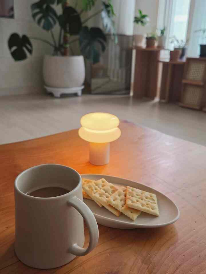 ＃コンスープ記録集＃今日の私たちの家1

雨が降った月曜日の朝。子供たちを過ごすコーヒータイム☕️
騒々しい週末を過ごして静かで穏やかな今、
充電しています:-)

第二子の新しいおもちゃ、 
何かが出てきて、三人の男が同じで笑っていました。
ㅋㅋㅋㅋㅋㅋㅋㅋㅋ

アメリカンブルーは幸いにも大きくています！ 
花も一本ずつ見せて健康ですよ👍

昨日木浦自然史博物館遊びに行きましたが、
木浦は今桜が満開のシーズンかと思います。
花見も楽しい外出でした。

一週間が始まりました！
今週もファイティングです❤️

＃家を飾る＃日常記録＃日常＃ミニマルインテリア＃平日の私たちの家＃シンプルインテリア＃植民地日常＃週末記録＃子育て日常＃子育て＃ママの日＃レコード＃私の日＃コーヒータイム＃休憩＃癒し＃日光電球＃日光電球スノーマン 