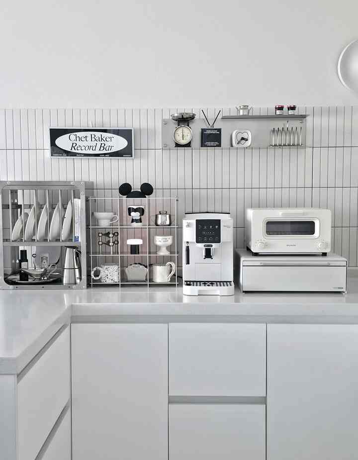 よく使われる家電がひとつずつ増えてきて整理が隠れ悩みでしたが、虎とキッチンの棚で一度に解決されました✨

バルミューダトースターを載せておくとサイズがぴったりフィットし、スペースがはるかにきれいになり、無騒音のスライド引き出しでスムーズに開閉して楽でした。

着脱可能なマグネット仕切りのおかげでよく使う物品もすっきり整理され、引き出し＋隠し棚2段構造なので、デザートを準備するときはちょっと取り出して書くのにも本当に便利ですよ〜
重量感のあるエアフライヤーや炊飯器、浄水器を上げても揺れることなく安定しています。

些細な整理一つで、キッチンで過ごす時間がずっと楽でゆったりとしたようですね🤍

＃キッチンシェルフ＃電子レンジシェルフ＃キッチンテム＃キッチンセール＃サリムテム＃キッチンテリー＃カップボード＃キッチンスター＃キッチンラック＃新婚生活＃コーヒーマシン＃新婚家電＃キッチン装飾＃キッチンインテリア＃ホームカフェインテリア＃コーヒーマシンおすすめ＃セルフインテリア＃ホームカフェ＃キッチン収納＃サリムスターグラム