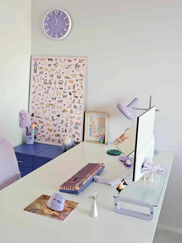 ボラバン書斎にやってきた変化💜
引き出しの上にあった鉄製打孔ボード版の代わりにポスター入れた額縁を載せておきました。

北村に行き、一目に反して 
可愛くて可愛いポスターを連れてきたんですㅎㅎ
パステルトーンの薄紫色の背景に実感しながらも面白い猫たちがたくさん描かれたポスターです♡

私だけのない猫、こんなにも代理満足してみますｗｗ

+今日のインテリアノウハウ？
紙ポスターを貼っても綺麗ですが 
額縁に入れてトゥク立てておけばまた違った感じ演出が可能ですよ:)
（なんだかインテリアノ…ハウ…ｗｗミッション難しいですね；；）

＃コンスープ記録集＃インテリアノウハウ＃書斎＃書斎インテリア＃書斎デコレーション＃書斎デスク＃書斎部屋＃書斎部屋インテリア＃書斎部屋飾り＃書斎スタイリング＃書斎小物＃デスクテリア＃デスクインテリア＃ポスター＃ポスターインテリア＃ポスター額縁＃ポスターおすすめ＃ポスターイラスト＃ポスターグルメ