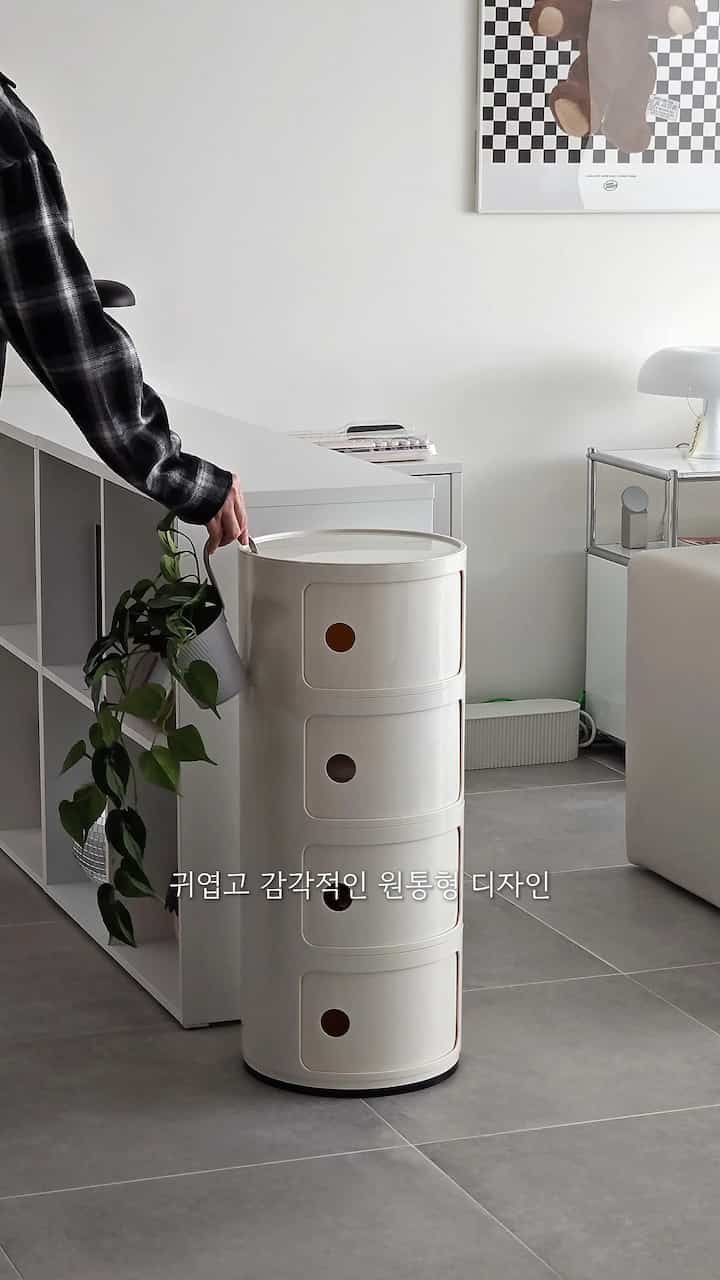 #광고 #협찬 #제품제공 マーケット費から製品を提供して製作されました
リビングの一方で感覚的なポイントを与えたいと思うビングリー円形スライド収納場を聞きました
単に物を保管する用途を超えて空間の雰囲気を変える優れたオブジェの役割をしてくれます。
スルリックスムーズに開くスライドドアのおかげで、使い方は本当に便利でした。  #마켓비협찬 #마켓비이벤트 #빙그리수납장 #원형수납장 #슬라이딩수납장 #데스크테리어 #거실수납장