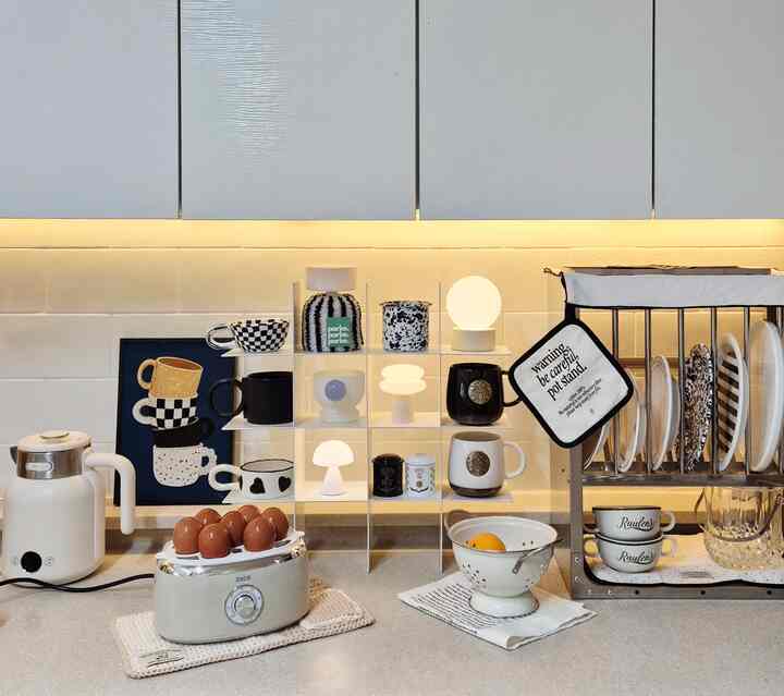 何年も使っている卵蒸し🥚
家族が半熟卵が好きで買って食べると高価です。
最近は特に毎日毎朝朝に蒸しています。
毎日午前中に熱心な卵を蒸します。
新しくデザインされたデザインに変えたいのですが、まだ言っています。 
倒れます😁タグは新しくデザインされたものです😂

#愛着サリムテム #サリムの達人 #コンスープ記録集 #キッチン #キッチン用品 #キッチン小道具 #ホームカフェ #キッチン飾り #キッチンラック #ソーテリア #カップ棚 #カップボード #ムードなど #ホームカフェ照明 #卵蒸し #私たちの家日常 #自分だけのルーチン #お揃い歓迎 