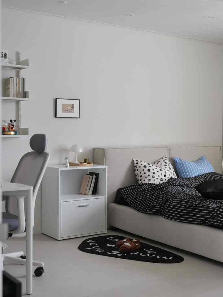 #コンスープレジデンス

建物のアパートは寝室が広いです。 
収納不足で悩んでいます。
ベッドの横に残るスペースに2段収納場を配置してみました。
オールファイトはきれいです。
ウッドトレイを置くと何か暖かいです..
この雰囲気が好きです☺️

ベッドの横の交渉としてもちろん 
リビングルームのソファの横に置くのにもサイズがぴったりです。 
どこに置いても活用度が高いような収納場！
空間の雰囲気も生き、整理もできますね🫶

#今日の私たちの家＃ファブリックベッド＃ハンサムベッド＃モダンなインテリア＃枕カバー＃寝室を飾る 