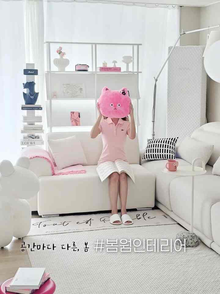 家に春を入れる！ #春ワームインテリア
春は、家の中でも感じたいです。
。
ホワイトベースの上
空間ごとに異なる色の温度を入れました。
。
ピンクはリビングルームをより暖かく、
オールホワイトは寝室をよりふさわしく、
イエローはプリンセスルームをより明るく、
ブルーは息子の部屋を落ち着かせ、
ウッドは書斎とニャンニャンを快適に、
グリーンはホームカフェをすっきり満たしてくれました🌿
。
それぞれ違う色だけど
同じ季節の気温につながるように
少しずつ調整してみました。
。
おかげで家の中どこにいても
ほのかに春が感じられる最近ですよ🤍
。
＃甘いダリン＃今日の家＃春のインテリア＃ホワイトインテリア
＃カラーインテリア＃家の装飾＃ホームスタイリング＃感性インテリア
＃スペースを飾る＃私たちの家の記録＃アパートのインテリア
＃ホームカフェインテリア＃ピンク小道具＃新婚旅行インテリア
＃感性の家を飾る＃暖かい家＃カラーマッチ＃春の家を飾る＃セルフインテリア＃アパートスタイリング＃リビングスタイル＃スペーススターリム