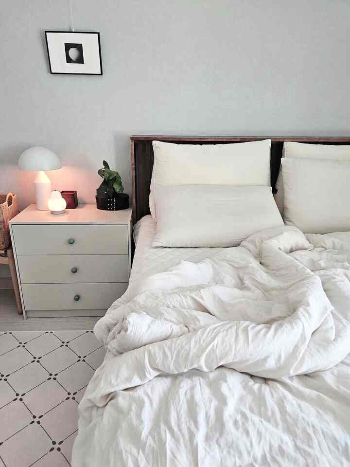 モーダル布団とIKEA収納状 
白に劣らない軽いベージュカラー 
寝室が落ち着いて明るくなりました。🍦

＃春のワームインテリア＃寝室の装飾＃寝室のインテリア
＃モーダル布団＃冷たい布団＃ラジック＃ウッドインテリア
＃寝室の家具＃寝室の照明＃IKEA＃マーケット費＃等クッション