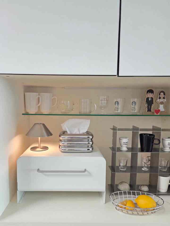 #冷蔵庫 
冷蔵庫の収納場所のレビュー🤍

私の家の冷蔵庫にぴったりの注文のように入ってください。 
設置した感じではなく、元々あった家具だと思いますㅎㅎ
ガラス棚があってカップやマグを載せておき、 
自然にホームカフェ空間として活用するのにもいいです☕️
収納力もたっぷりと細かいものを整理しやすいですよ！
空間活用の悩みでしたが、きちんと整理されて 
はるかに整頓された感じですよ👍

冷蔵故障が残るのに合わせ合わせにくい方におすすめです！

＃冷蔵庫＃収納推奨＃ホームカフェ＃キッチンインテリア＃スペース活用＃家の装飾＃リビングテムおすすめ＃キッチン飾り 
＃キッチン収納＃収納店おすすめ＃ホームカフェ収納場