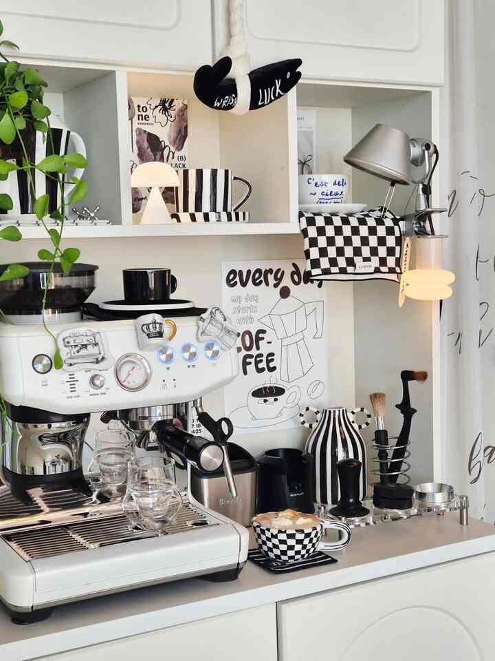 毎日私と新郎のコーヒーを担当してくれるブレビルコーヒーマシン☕️
私は午後も飲み、N年目よく使用しています
私の愛着サリムテムですよ☕️
ブレビル870を書く今は876を書いています。
ブレヴィルも種類が多様で素敵だと思います🖤
アイスクリームを入れてアポカトで飲むと甘いので美味しいですね☕️

#愛着サリムテム #サリムの達人 #コンスープ記録集 #キッチン #キッチン用品 #キッチン小物 #ホームカフェ #ホームカフェゾーン #ホームカフェインテリア #ホームカフェ小物 #ホームカフェ飾り #ブレビル #ブレビル876 #ブレビルコーヒーマシン #キッチンインテリア＃毎日の物事＃私たちの家のフォトゾーン 