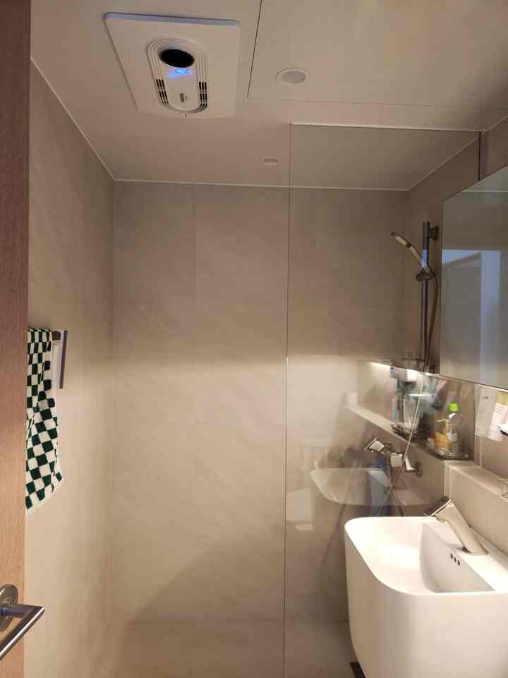 #애착살림템 #살림의달인 

バスルームは全体的に
ウォームトンのタイルを使って
落ち着いて暖かい雰囲気で構成しました。

過度に飾るのではなく
毎日楽に使える空間で
きちんと整理することに集中しました。

今回インテリアをしながら必須だったヒューゼントは 
使いながら本当に満足のいく製品です。
温風で暖かく洗え、 
除湿と換気機能は頻繁に使用されます。  



