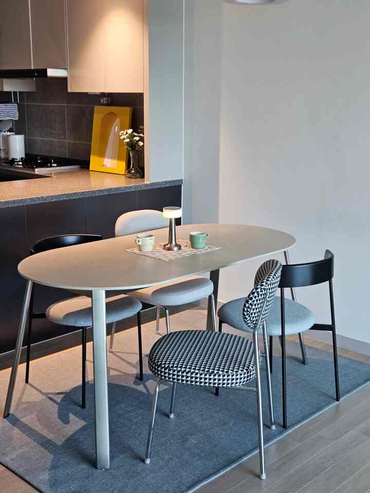 #오늘의우리집 #콘수프기록집 

我が家のキッチンにダイニングテーブル 私が愛する空間なんです お洒落なダイニングテーブルが我が家の雰囲気パッと上げてくれます！椅子も様々にマッチしてみましたが、どんな用途ですか？  #식탁추천 #인테이어 #주방가전 #주방가구 