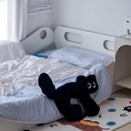 놓치기 쉬운 침실 분위기 치트키.ᐟ
바로 침구 교체에요🛏️
침구 하나만 바꿔도, 분위기가 싹 달라지니까요

그래서 이번에 저는
알레르망 파르페 알러지케어 차렵이불로 바꿔봤답니다

화이트 + 블루 조합은 진짜 반칙이구요💙
포근한데 답답하지 않아서
요즘 제일 오래 머무는 자리가 됐어요

▪️먼지, 집먼지 진드기 걱정 없는 알러지케어 원단
▪️KC인증 & 검증된 염료 사용으로 아이랑 함께 써도 안심
▪️한 겹 한 겹 쌓은 페스츄리 다운필 솜
▪️솜빠짐 걱정 없는 심리스 차렵
▪️양면 사용 가능한 베개커버 + 고무밴딩 패드

계절 바뀔 땐
침구부터 바꿔보는 거,
생각보다 더더 만족도가 높아요
그러니 이번에 침구부터 싹 바꿔보세요🫶

알레르망 파르페와 함께라면 더 좋겠죠💙

#알레르망 #알레르망파르페 #침구 #봄침구