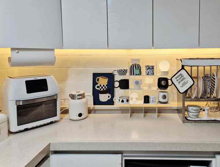 キッチンコーナーに位置するアイニックエアフライヤー
キッチンの必需品ですが、すっきりとしたデザインに性能まで良く、毎日毎日便利に使っています。 
何より内部がステンレスで衛生的だと安心しましたよ。
生活の質の上昇のテムです！

#愛着サリムテム #サリムの達人 #コンスープ記録集 #キッチン #キッチン用品 #キッチンアクセサリー #キッチン飾り #キッチン必需品 #エアフライヤー #キッチン照明 #キッチンインテリア #お揃い #お揃い歓迎 #お揃い #私たちの家日常 #今日のシーンカット #毎日書く 
