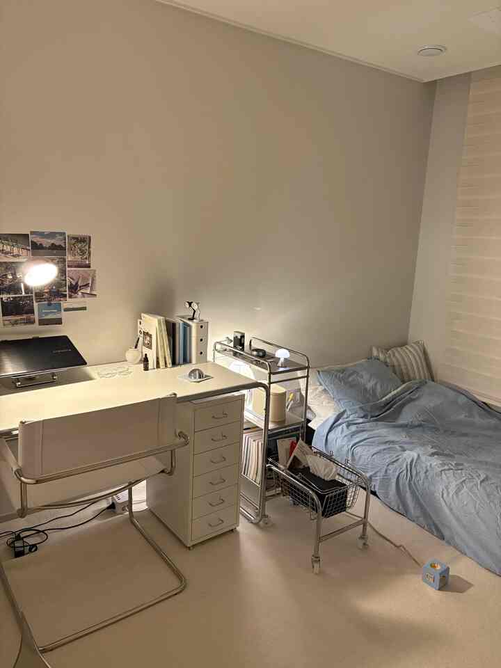 春を迎えてベディングを変える
柔らかくて優しい雰囲気を作りました。
パステルブルーにバターイエローポイントが入った
セイトゥシェマルチタブでポイント完成🩵💛

日差しが入る時は暖かく見えます。
照明をつけるとまた違う居心地が感じられる空間✨

小さな小物一つでも雰囲気が変わる最近、
自分だけの好みをゆっくり満たしていく楽しみがあります🌿

#春ワームインテリア#ゲストルームインテリア