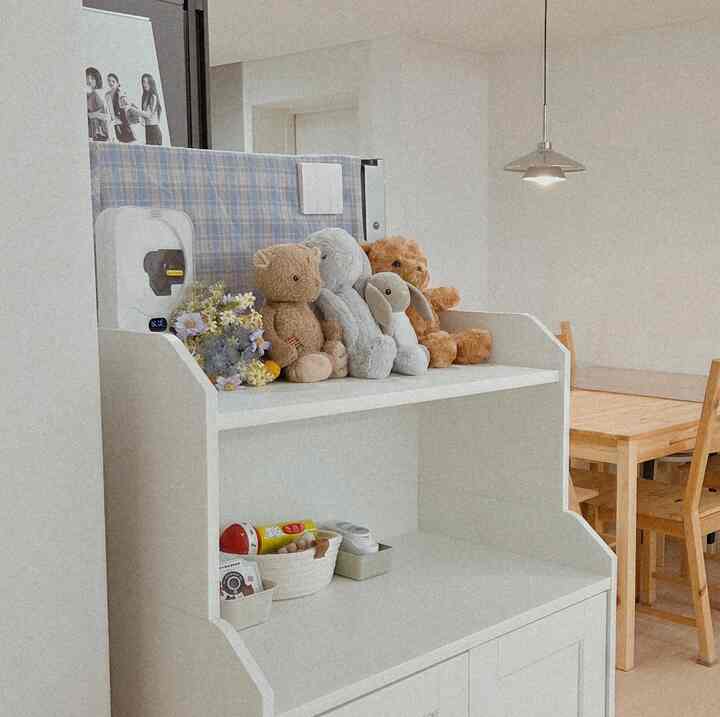 家に転がる＃ビンテージカーテンを冷凍庫に覆い、雰囲気を少し変えました〜🩷🩵💙

#コンスープ記録集 #春ワームインテリア 
＃かわいい＃ビンテージインテリア＃キッチ＃ウサギ人形＃IKEA＃ハウガ
＃ホームバー＃小道具＃子供の家＃キッチンインテリア 