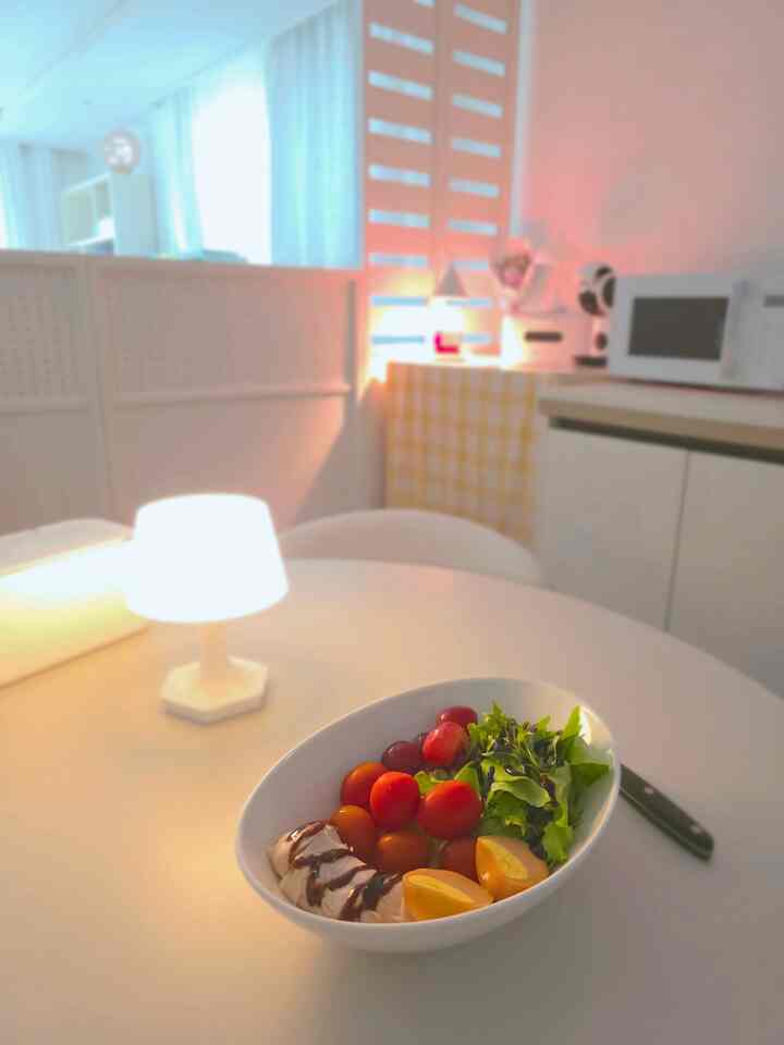 今日も雨が降っています〜
雨が降って面倒ですが、フダダックピラティス＆ウェイトして来て
食べる昼食は蜂蜜の味です〜 
実は何を食べてもおいしいですよ〜🤭
まもなく子供が下校する時間なので、しばらくセンチされてみましょう〜
週末の二日間はこんな余裕がないからね～   #비오는날  #혼자만의시간 #혼자만의공간 
