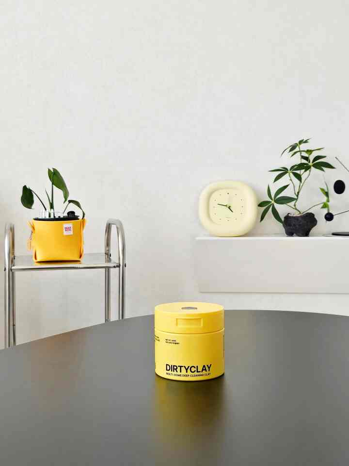 キッチンインテリアをしてみると
掃除製品も何でも置きたくないですよ😆💛
機能だけでなく空間の雰囲気を損なわない製品を探す
試してみたダーティークレイ✨️
要製品一般的な洗剤ではなく、必要な部分をこすって使用する
粘土タイプのクリーナーです！
インダクション、ステンレス、流し台まで、いろいろなところに活用でき、
特にステンレス製品の研磨剤除去時に軽くこすってくれるだけでもすっきりと整理されること以上満足でした！
また、素手で使用できる純粋なタイプです。
使用時の負担が少なく使いやすいです😊

きれいな清掃用品を追加します。＃賢明な消費 

＃コンスープ記録集 #ハウスボーイ#ホームスタイリング #サリムテム #生活用品おすすめ 