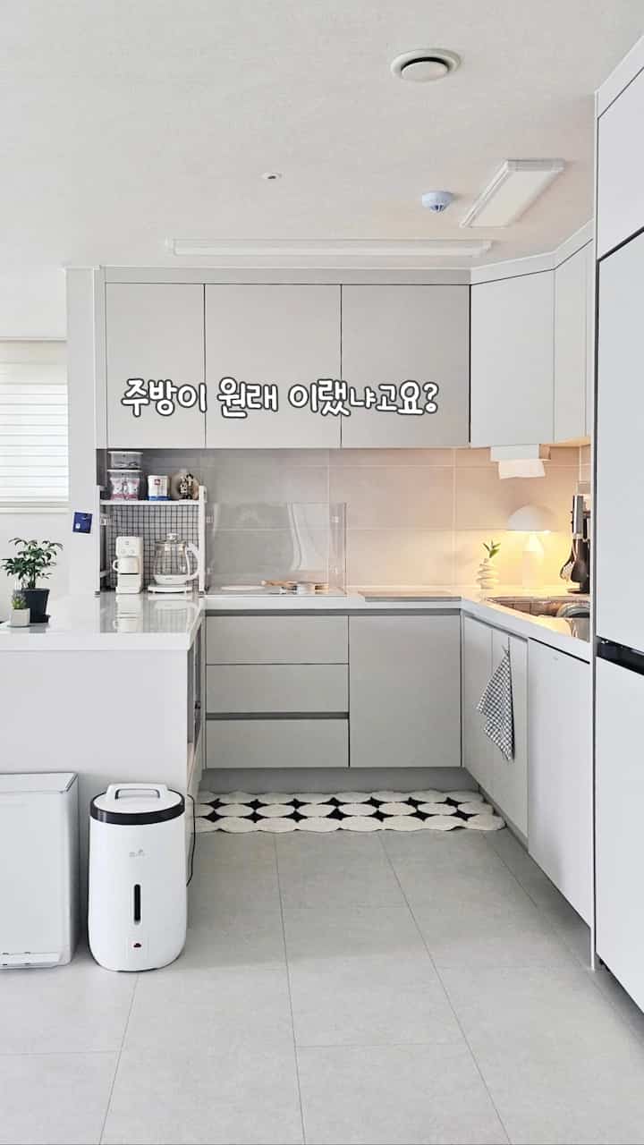 キッチン、もともとこれでしたか？ #인테리어노하우

どのくらい非ポアフター映像を楽しんだのかわかりません。
こんな私がリモデリングをして、直接映像を上げる日が来るなんてすごく不思議ですね🤍

改造前のキッチンは今と構造が同じにもかかわらず少し狭く感じられました。
対面型キッチンもやってみたくて、あれこれ貪欲な部分は多かったのですが、コストと条件を考慮して私たちの家に合う方向に現実的な選択をしました🥹

そのように完成したクールハウスキッチン
派手ではありませんが使えるほど楽で、見るほど整えられた感じが入ってかなり満足して過ごしていますよ✨

同じ空間ですが、このように変わることができるということ
改めて不思議に感じられる瞬間です。

私の家のキッチン非ポアフター、一度見ますか？  #리모델링 #구축리모델링 #인테리어기록 #beforeafter #비포애프터 #집스타그램 #인테리어 #오늘의우리집 #집꾸미기 #주방인테리어 #홈스타일링 #가구배치 #공간기록 #우리집기록 #일상 #집꾸미기그램 #집스타일링 #오늘의집


