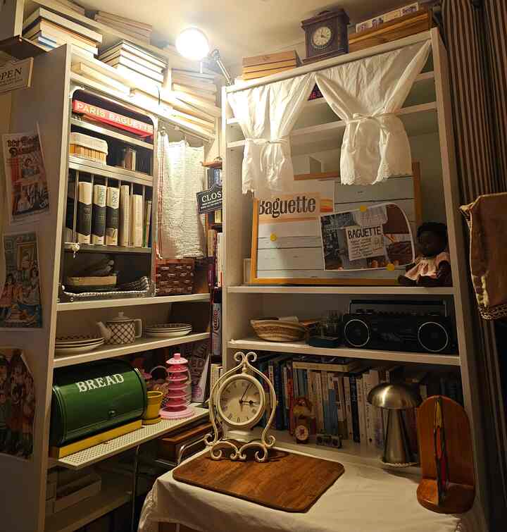 ＃あらゆる種類のビンテージホームカフェ＃あらゆる種類のビンテージ＃コンスープ記録
＃かわいいテム最高です＃私たちの家フォトゾーン＃今日のシーンカット
＃ビンテージムード＃ホームカフェを飾る＃ビンテージインテリア 
＃ビンテージインテリア＃ビンテージリビングルーム＃家具配置
＃ホームカフェ＃リビングルーム＃ビンテージ照明＃ビンテージラグ
#vintage #vintageinterior #homecafe
#カフェ #コーヒー #ongodvintage #mood

<私の小さな一平余りの空間>
いろいろなビンテージのビリーミニデスク〜🤍
借りる馬母。 🤭👍🏻🤍🙊👏🏻

イケアビリー本棚二つを貼ってㄱ字で配置しました。
ㄱ字配置で席をあまり占めないから
空間を活用するのにもいいですね。
この小さな空間の中にあらゆる種類のビンテージが隠れています。
実はヴィンテージというよりは、ヴィンテージ雰囲気のものも多いです。
ㄱ字で配置したビリー本棚のうち、左側の真っ白なビリー本棚の中にはアグリアリーステンレスキッチンラックがあります。
右側のビリー本棚の下部にはシェビー風のヴィンテージ卓上時計とレトロなラジオが置かれており、上部には白いカーテンをつけてプチな雰囲気を演出してみました。可愛いですね。 🤍
カーテンの下に見える額縁（？）はダイソー製品で磁気ボードです。私は最近壁のセルフインテリアに使用しています 
アリで買ったシートを貼って、好きなイメージを2枚出力した後、磁石で貼って飾ってみました。 🥖🍞🥯
バゲット画像を活用してベーカリーの雰囲気を出しました〜🥖
ㄱ字で折られたビリー本棚中央にはラダミノのステントロリーが置かれているが、その上にダイソー製品でウッド棚の感じを出し、上にはちょっと独特の雰囲気を出したくて 
IKEAフォルソダンスタンド照明を置いた。 💡
「ラダミーノ」のステントロリーは、ビリー本棚の2つの間にサイズがすっぽり合ってビリー本棚をㄱ字で配置するとき、レイヤード家具にもぴったりです。サイドトロリーとしての使用に遜色がありません。私は揺れがないようにしたいので、ステントロリーの車輪を外して使用しています。

♡====================♡

       [コージー+ヴィンテージ=Lovely]

「私は年齢ではなくヴィンテージになります」
Io Non invecchiando, divento vintage.

I enjoy decorating my home.

ロマンチック、ホワイト、ウッド、シェビー、コージー、ラスティック..🤍
最近、私はこれらのヴィンテージの言葉に浸っています。 🤍🤎

ヴィンテージムードを愛する私にとって
ヴィンテージは私に幸せそのもの、私のすべてです。

if you love vintage.. 
▪︎On.God.Vin.T.G▪︎

＃あらゆる種類のビンテージ＃あらゆる種類のビンテージホーム＃ビンテージインテリア 
＃ビンテージ＃ホームカフェ＃ホームスタイリング＃ホームカフェインテリア 


    Happy ON.GOD Vintage time.
        :)♥︎

♡==============================♡

 《あらゆる種類のビンテージホーム》
   フランスヴィンテージムード〜

   パリカフェ。
   :)♥︎

いろいろな種類のヴィンテージが飛び交う…♥︎
ヴィンテージムードが興奮した…♥︎
《On.God.Vin.T.G》