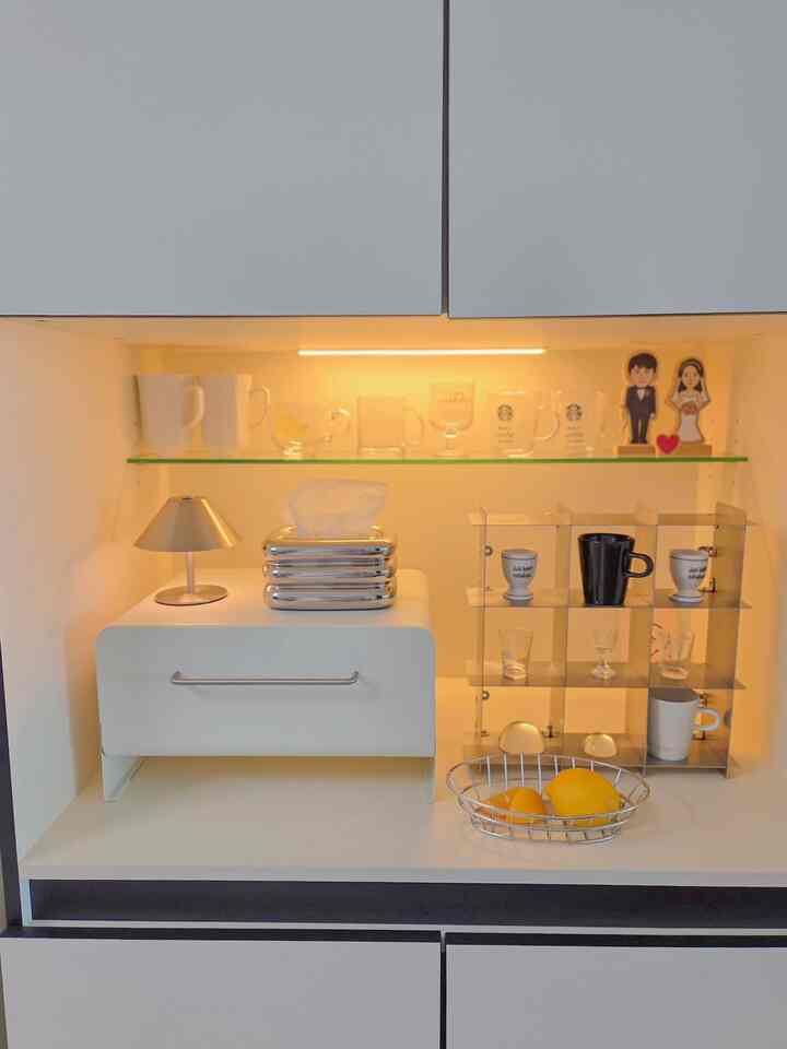 ＃かわいいテム最高です＃コンスープ記録集 
キッチン収納場に照明✨️と一緒に＃鉄テリアハンスプーン🤍


＃鉄テリア小物＃カップ棚＃キッチンインテリア＃キッチンツアー
#ホームバー #ホームカフェ #キッチン収納場 #ホームカフェ収納場 #ティッシュケース
#今日のガーデン 