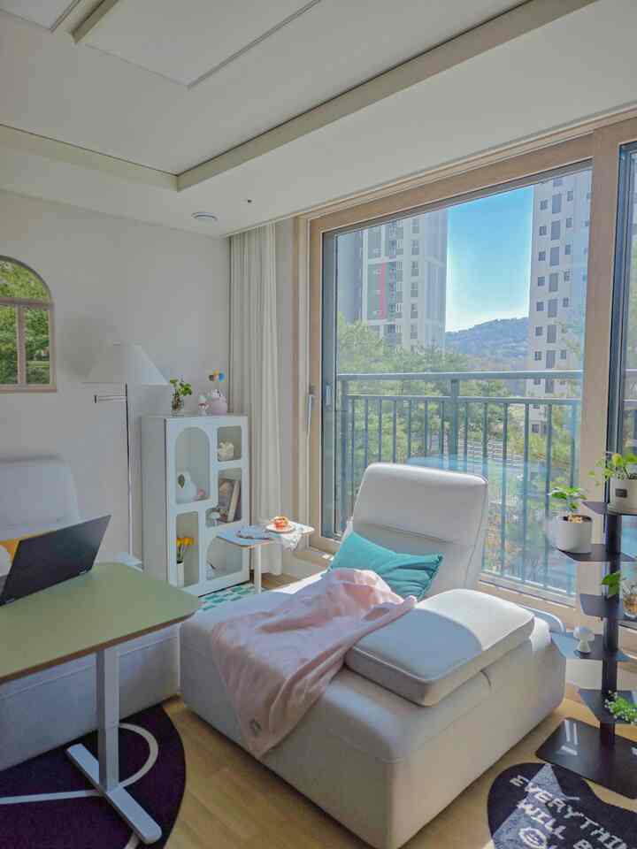 ＃今日の私たちの家＃コンスープ記録集 
春が染まる私たちの家のリビングルーム🌿
最近、窓の外のビューがどんどん緑色になるので、それは良いです💚
日差し入ってくるとじっと座っていても完全ヒーリング！
みんな楽しい週末を過ごしてください:)



＃春インテリア＃春が来た春＃春カラーインテリア＃リーム遠征隊 
＃春のスタイリング＃リビングルームのインテリア＃フランテリア 
＃窓ポスター＃植物棚＃毛布おすすめ＃装飾場＃装飾装飾 
＃オブジェインテリア＃ヒーリングタイム＃リビング飾り＃リビングテーブル 
＃ソファテーブル＃リビングスタイル＃今日のガーデン＃ 