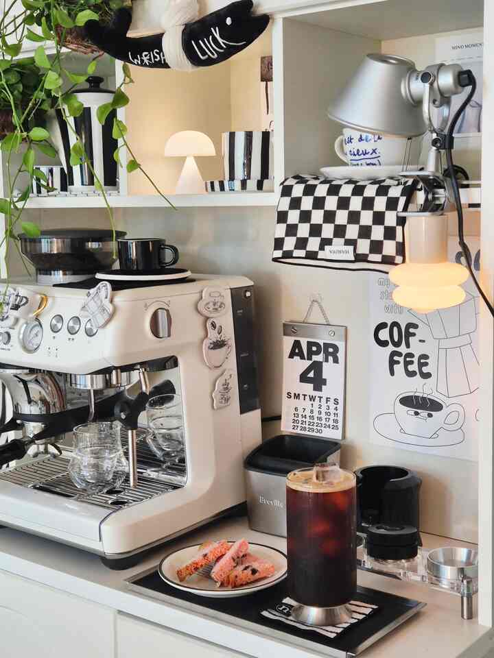 コーヒーやスナックを食べるときに役に立つステントレイ
マットもブラックで一緒に買って書いているのにとても美しいです🖤🤍
とにかく、私は昨日電話を変えてインスタを聞いていません。
今日は父親の誕生だから今日まで3日目です😭
電話を変更したときにInstagramにログインしてくれなければなりませんでした。 
2段階認証を点滅させ、初期化して返却して
認証は顔や文字だけになりました。
顔写真上げたことがなくて文字にしたのになんか…
なぜあなたは文字を知らないのですか？
文字を何度もやったら、一日はもうダメだと😂
結局、今夜や明日に入るようですよ😭

＃賢明な消費＃コンスープ記録集＃メイドパール＃メープル歓迎 