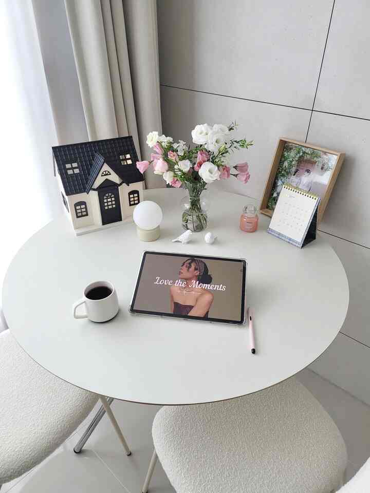 スチール脚のおかげで、テーブルの下の空間の活用も自由で、椅子の配置や脚の動きにも全く不快感がありません。すっきりとしたデザインと実用性が適切に結合され、インテリアに気になる方に積極的にお勧めします。私はホワイトやナチュラルトーンの家の雰囲気とよく合い、満足度が高いです。

＃愛着サリムテム＃サリムの達人＃ホワイトインテリア
＃ホームスタイリング＃ホワイトチェア＃ブクチェア
#サークルテーブル #ダイニングテーブル #サークルダイニングテーブル
＃いいね＃花瓶＃コミュニケーション